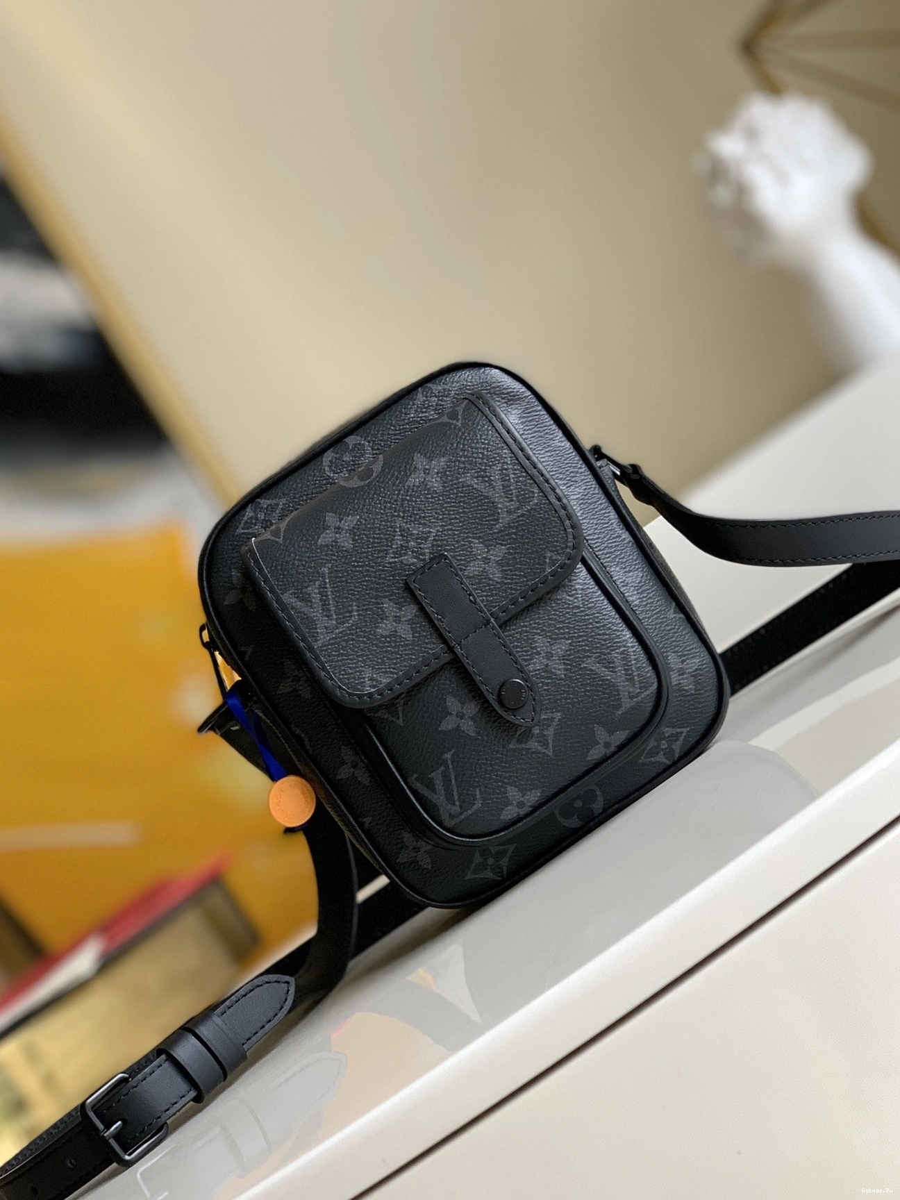 Christopher LOUIS Wearable Wallet VUITTON 1224